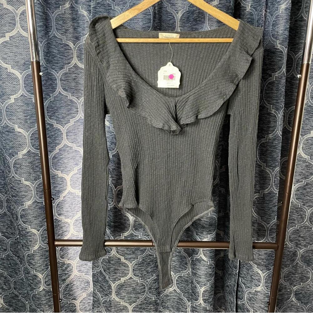 NWT Altar’d State grey ribbed ruffle collar bodysuit Medium M